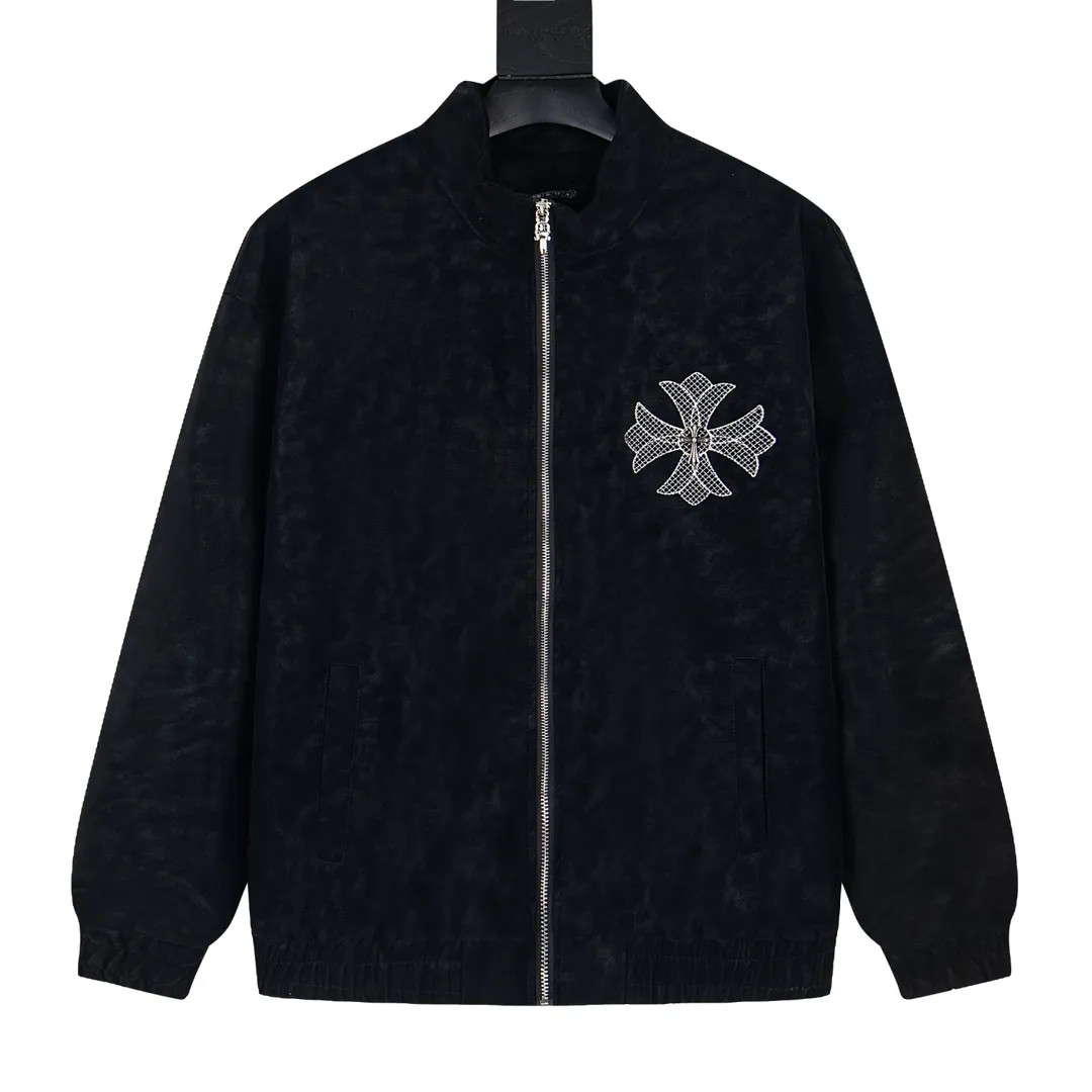 P390 Model No. Y654 Chromehearts/Chrome Hearts Dark Pattern Baseball Jacket Channel Boutique The favorite baseball jacket for trendy men and trendy women. There are versions at all levels in the market (you must compare the details). The most powerful quality control has been producing and researching baseball uniforms for 7 years. The details are exquisite. With it, you are the most beautiful boy in the world. The paint-coated full-face four-button buckle (button with LOGO), the average weight of the fabric is nearly 900 grams, and it is made of wool + eyeliner blended, custom-woven and dyed wool with high color fastness. The lining is made of silky and delicate cupro fiber! The texture is thick, the color is more uniform and beautiful, and the sharp edges and corners are full of three-dimensionality, showing laziness, casualness, and youthful vitality! size：M-XXL